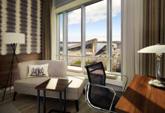 Rotterdam Marriott Hotel allows 18 year olds to book a room