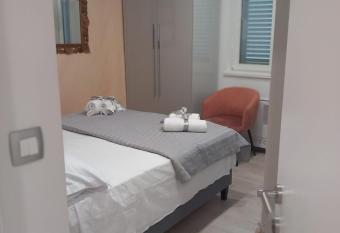 Villa Fortuna has rooms with a private hot tub