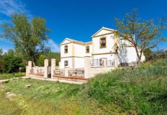 CORTIJO RURAL VILLA HACHE has Balcony rooms