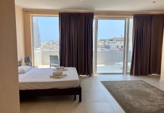 Malta Paradise Hotel has rooms with a private hot tub