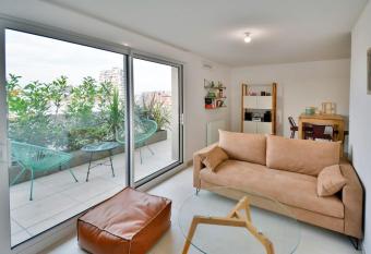 Le Belle Vue, avec parking gratuit allows 18 year olds to book a room