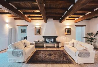 L Antico Asilo has Balcony rooms