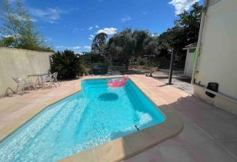 Maison Gardoise de 1975 au calme,billard, jacuzzi, has rooms with a private hot tub