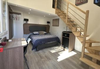 AUBERGE CLOSDESPINS has Balcony rooms