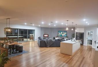 leura s Sweet Retreat has rooms with a private hot tub