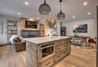 Winter Park Condo w/Hot Tub & 4 Mi to Skiing has rooms with a private hot tub