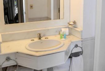 Solanas Punta del Este Resort & SPA has rooms with a private hot tub