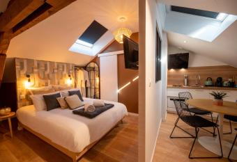 Appart-h  tel de standing avec jacuzzi privatisable en option has Balcony rooms