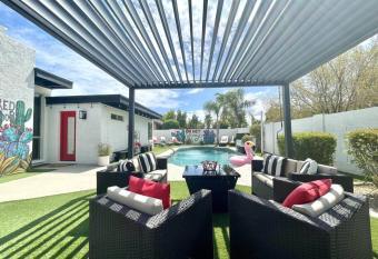 Red Doors - Heated Pool Spa - 3 King and 2 Twin beds with Golf pad! has rooms with a private hot tub