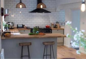 Beaston Cottage has Balcony rooms