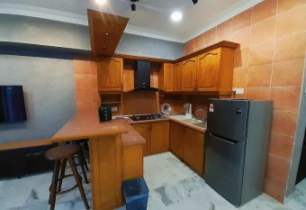 Sunset view,Ground Floor to BEACH, 1-5pax has rooms with a private hot tub