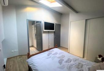 Chambre + SDB + Piscine allows 18 year olds to book a room