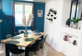 Maison familiale proche Paris has Balcony rooms