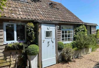Quirky cosy rural hideaway has Balcony rooms