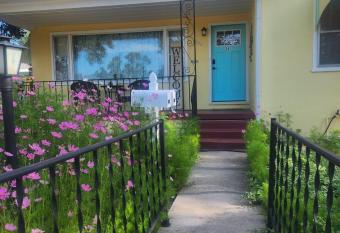 Cozy downtown home with mountain view has Balcony rooms