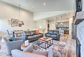 Modern w Best Mtn Views, HotTub, Pool table has rooms with a private hot tub