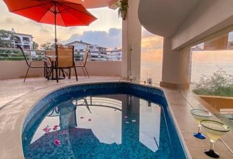 Departamento en Villa Tres Palmas, Puerto Vallarta has rooms with a private hot tub