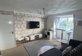 1 Bedroom Flat, Bournemouth allows 18 year olds to book a room