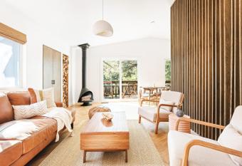 Modern Designer Cabin, Newly Renovated, EV Charger, Arcade, Kids Bunkbed, Minutes to Lake Arrowhead and Lake Gregory has Balcony rooms