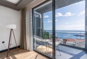 Vista Seaview has Balcony rooms