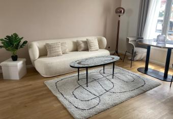 Paris    pied, m  tro ou v  lo allows 18 year olds to book a room