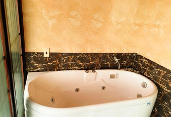 Victory Boutique Cruise has rooms with a private hot tub