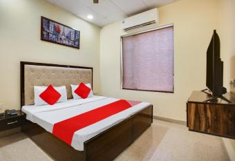 OYO Flagship Hotel Town House allows 18 year olds to book a room