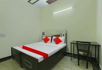 OYO Flagship Hotel Dream z Residency allows 18 year olds to book a room