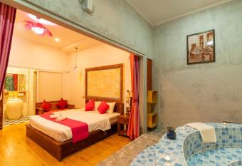 Angkor Rithy Boutique Group has rooms with a private hot tub