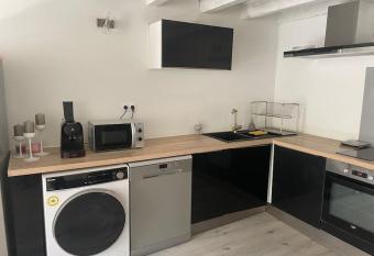 Maison    la campagne, proche de Carcassonne has Balcony rooms