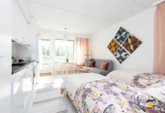 Cosy studio apartment + free private parking allows 18 year olds to book a room