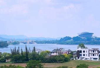 Scenic Lake View Spacious Home near Putrajaya PICC has rooms with a private hot tub