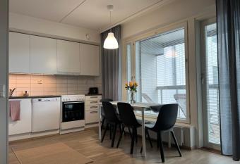 Tyylik  s 35m2 yksi   Hyryl  n keskustassa has Balcony rooms