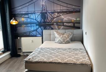 Kaj  te Studio allows 18 year olds to book a room