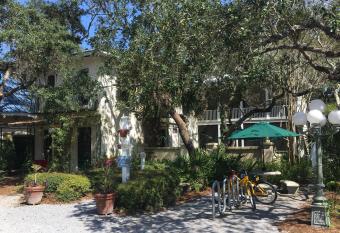 Hibiscus Coffee & Guesthouse has Balcony rooms