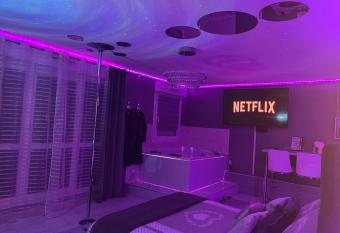     Le Boudoir d   Elodie     le Spa Romantique allows 18 year olds to book a room