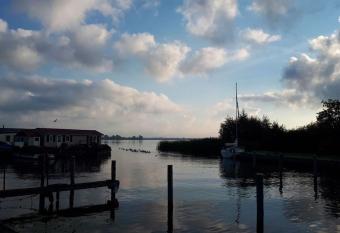 Liefdevol chalet aan het meer allows 18 year olds to book a room