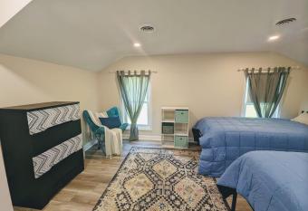 Flushing Centennial Farmhouse has Balcony rooms