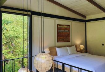The Creek House Mae-Lai Chiangmai has rooms with a private hot tub