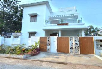 Thilaga White House has Balcony rooms