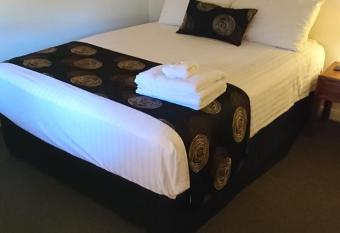 Maleny Hotel has rooms with a private hot tub