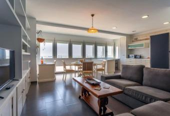 Cielo gaditano has rooms with a private hot tub