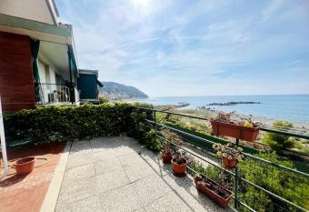 Suite a 2 passi dalla spiaggia - Ospedaletti has Balcony rooms