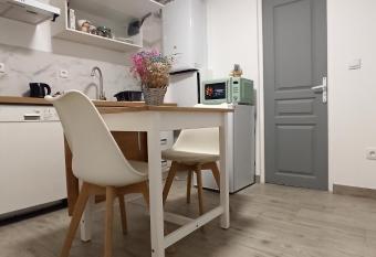 Appartement au rez-de-chauss  e avec jardin priv   has Balcony rooms