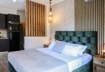 PLAZA ELEGANT STUDIO allows 18 year olds to book a room