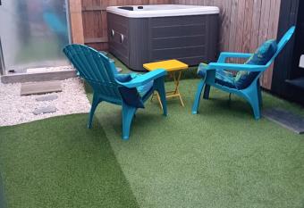 G  te, spa bord de mer allows 18 year olds to book a room