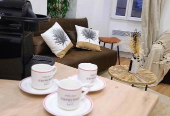 7 couchages aux pieds des mus  es Parking&WIFI allows 18 year olds to book a room