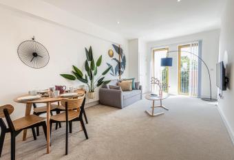 Modern Apartments with Balcony in Merton near Wimbledon by Sojo Stay allows 18 year olds to book a room