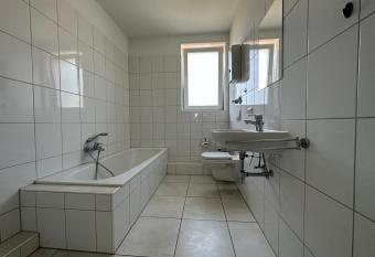 Mehrbettzimmer mit kompletter Ausstattung f  r Arbeiter und Berufsreisende! allows 18 year olds to book a room