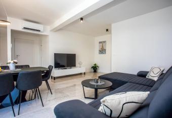 Apartman sa prekrasnim pogledom,potpuno opremljen za 4 osobe allows 18 year olds to book a room